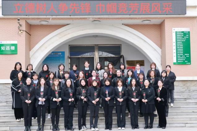 立德樹人爭先鋒 巾幗競芳展風采——我校舉辦慶“三·八”國際婦女節(jié)座談會