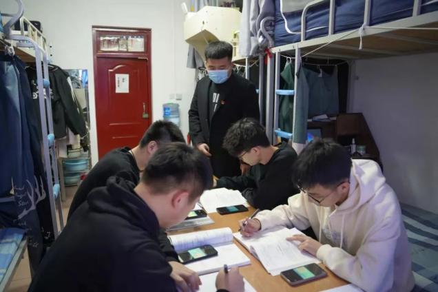 戰(zhàn)“疫”一線理工輔導員的24小時
