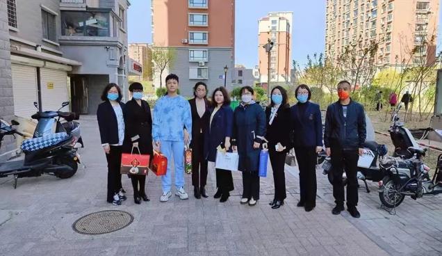 校領(lǐng)導(dǎo)暖心慰問校園防控一線教職工家屬