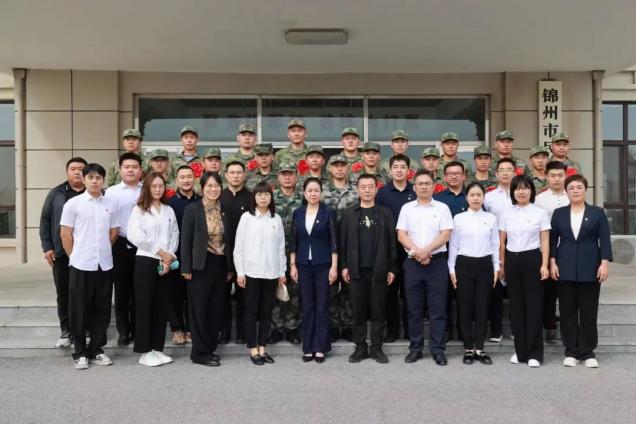 學(xué)校舉行2022年秋季大學(xué)生新兵入伍歡送會