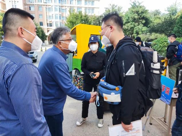 歡迎回家！校領(lǐng)導(dǎo)看望首批順利返校學(xué)生 實(shí)地檢查疫情防控工作