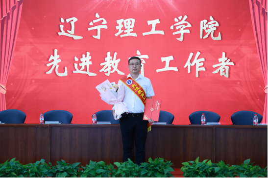 榜樣力量|甘居人“后”擔使命“勤”于人先守初心——走進校先進教育工作者總務處教師關春星