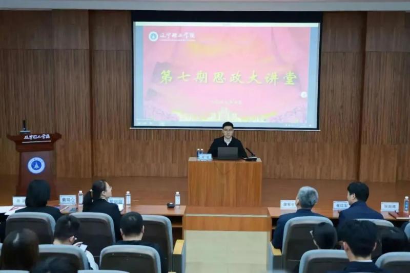 我校邀請(qǐng)優(yōu)秀畢業(yè)生、全國(guó)最美高校輔導(dǎo)員劉巖回母校作報(bào)告