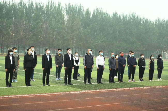 喜迎二十大，奮進(jìn)新征程 ——我校住校教師舉行慶祝中華人民共和國成立73周年國慶升旗儀式