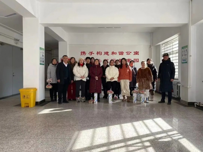 副校長(zhǎng)崔紅軍帶隊(duì)看望慰問堅(jiān)守一線工作的在崗員工